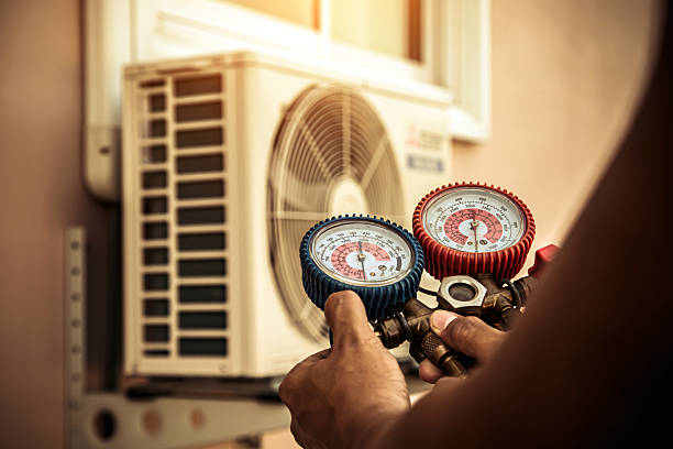 Professional Hvac technician working in La Mesa, CA